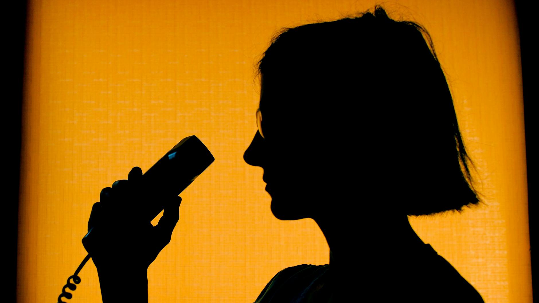 Wegen der Corona-Einschränkungen waren die Bürger weniger unterwegs und trafen Freunde oder Familie nicht mehr vor Ort, sondern telefonierten mit ihnen (Symbolbild).
