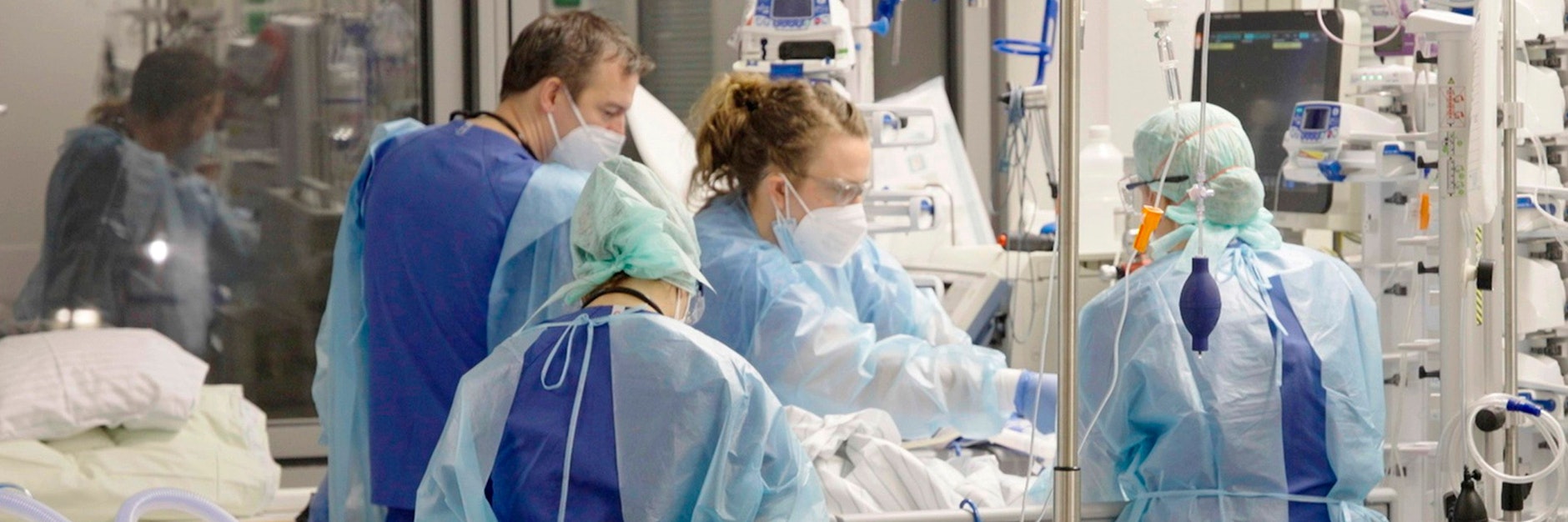 Ärzte und Pfleger arbeiten auf der Corona-Intensivstation der Charité am Bett einer jungen Patientin.