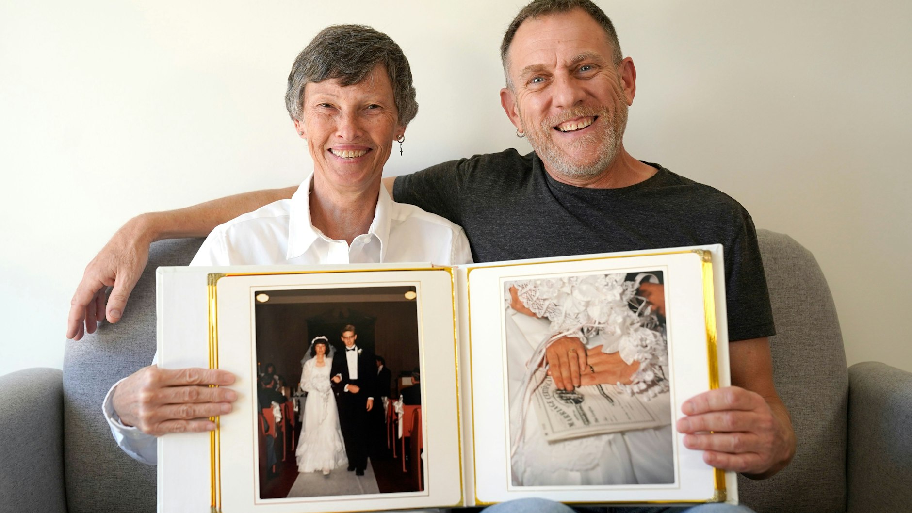 Cyndi und Brad Marler mit ihren Hochzeitsbildern von 1989.