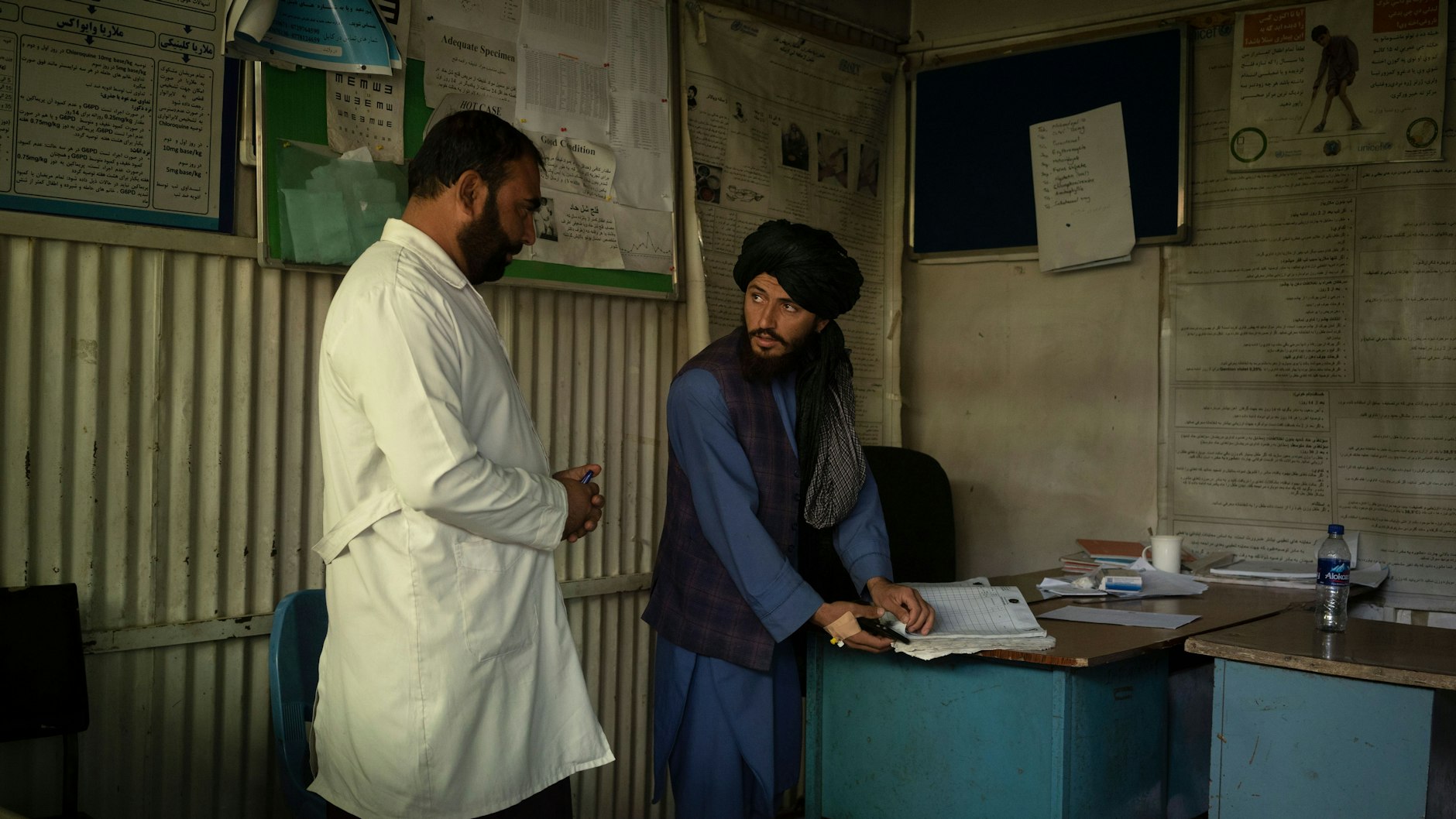 Taliban&nbsp; Mohammad Javid Ahmadi (22, r.) führt ein Krankenhaus, ohne jede Erfahrung.&nbsp;