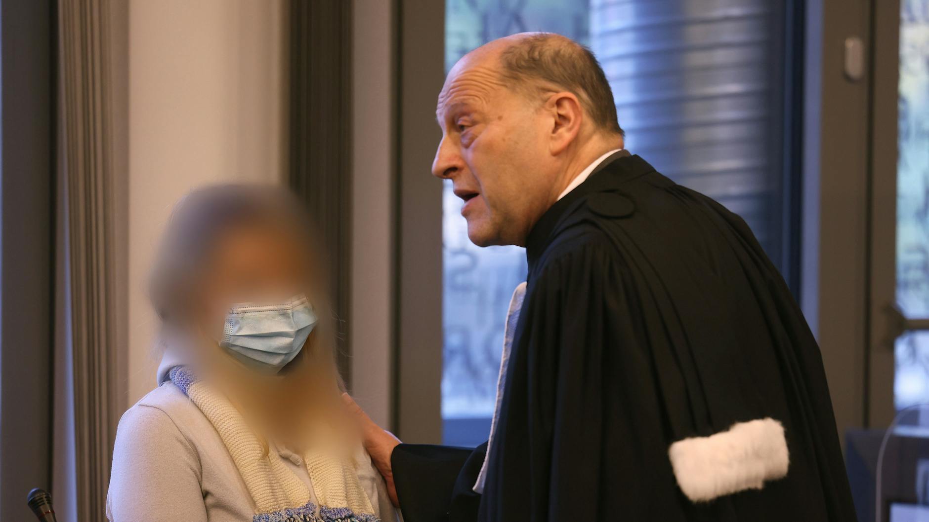 Die Angeklagte steht im Landgericht neben ihrem Anwalt Thomas Seifert. Die Solingerin soll vor gut einem Jahr fünf ihrer sechs Kinder betäubt und umgebracht haben. 
