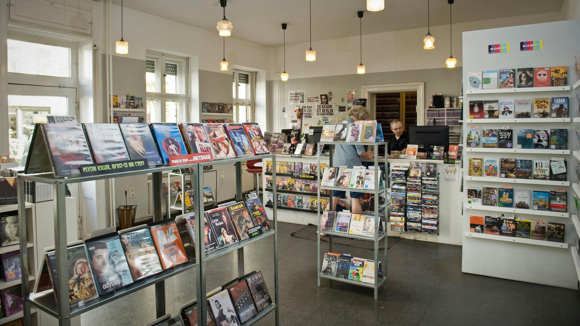 Blick in die hellen Räume des Videodrom in der Friesenstraße in Berlin-Kreuzberg. 