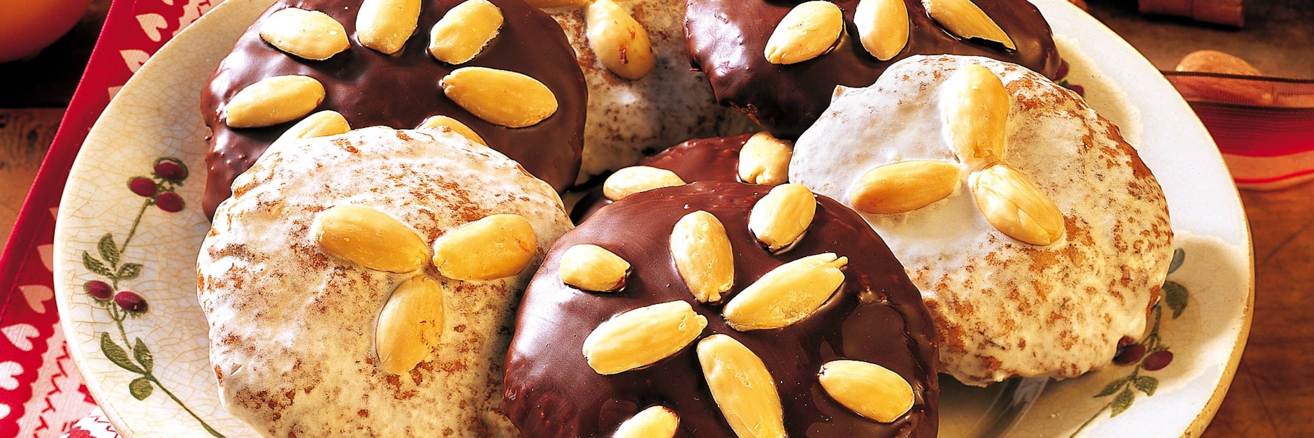 Lebkuchen sind eine süße Weihnachtsleckerei, die man auch gut selbst zubereiten kann. Mit diesem Rezept ist Lebkuchen selber backen kein Problem.