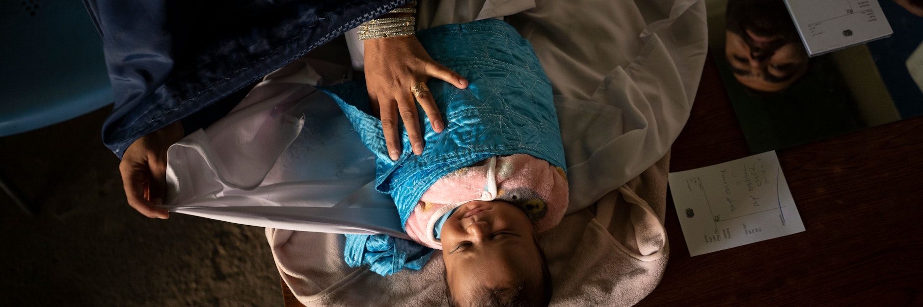 Ein Baby liegt auf dem Schreibtisch eines Arztes: Die Umstände in afghanischen Krankenhäusern sind katastrophal.