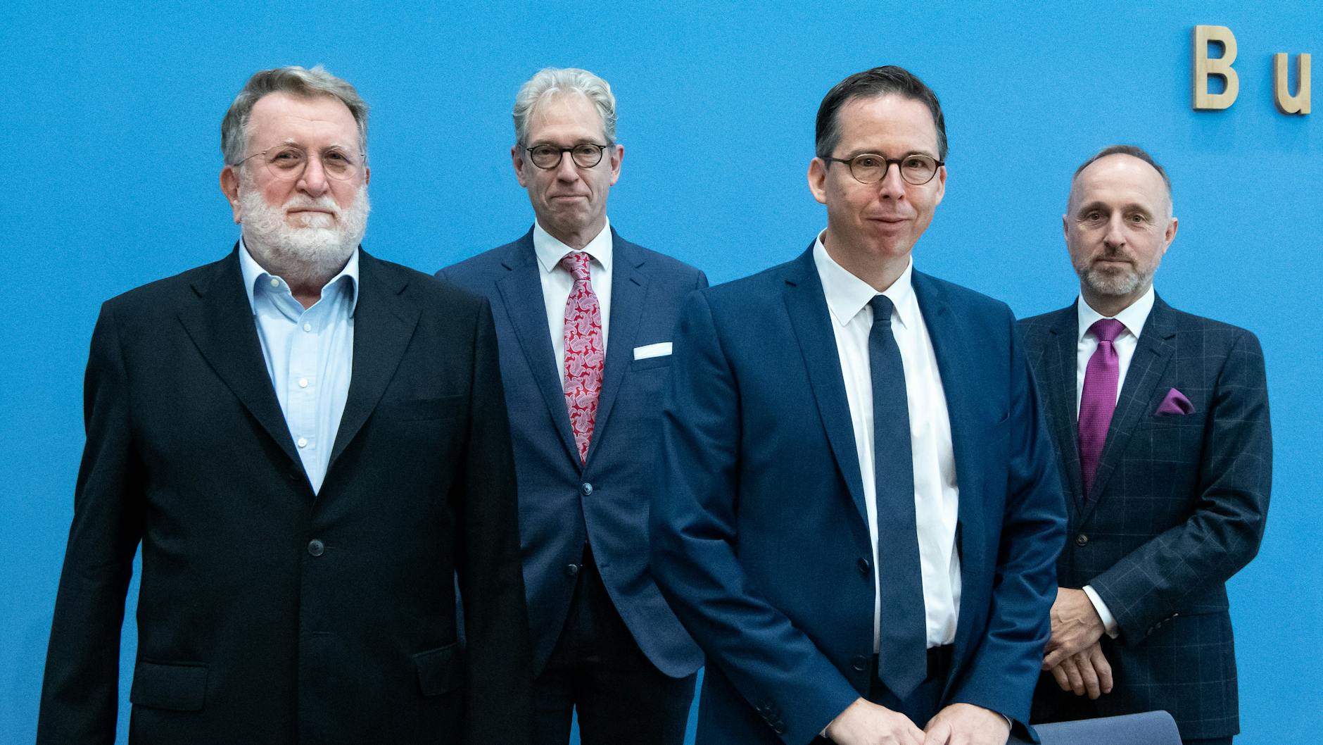 Die Expertenrunde am Dienstag: Thomas Mertens (l.), Andreas Gassen (l. hinten), Martin Scherer (r. hinten) sowie Stephan Hofmeister.