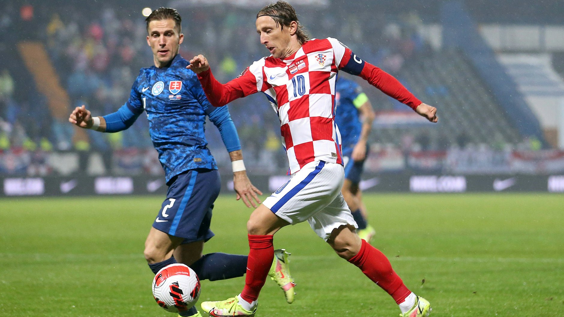 Herthas Peter Pekarik, hier im Duell mit Kroatiens Ausnahmefußballer Luka Modric, kommt bereits auf 108 Länderspiele für die Slowakei.&nbsp;