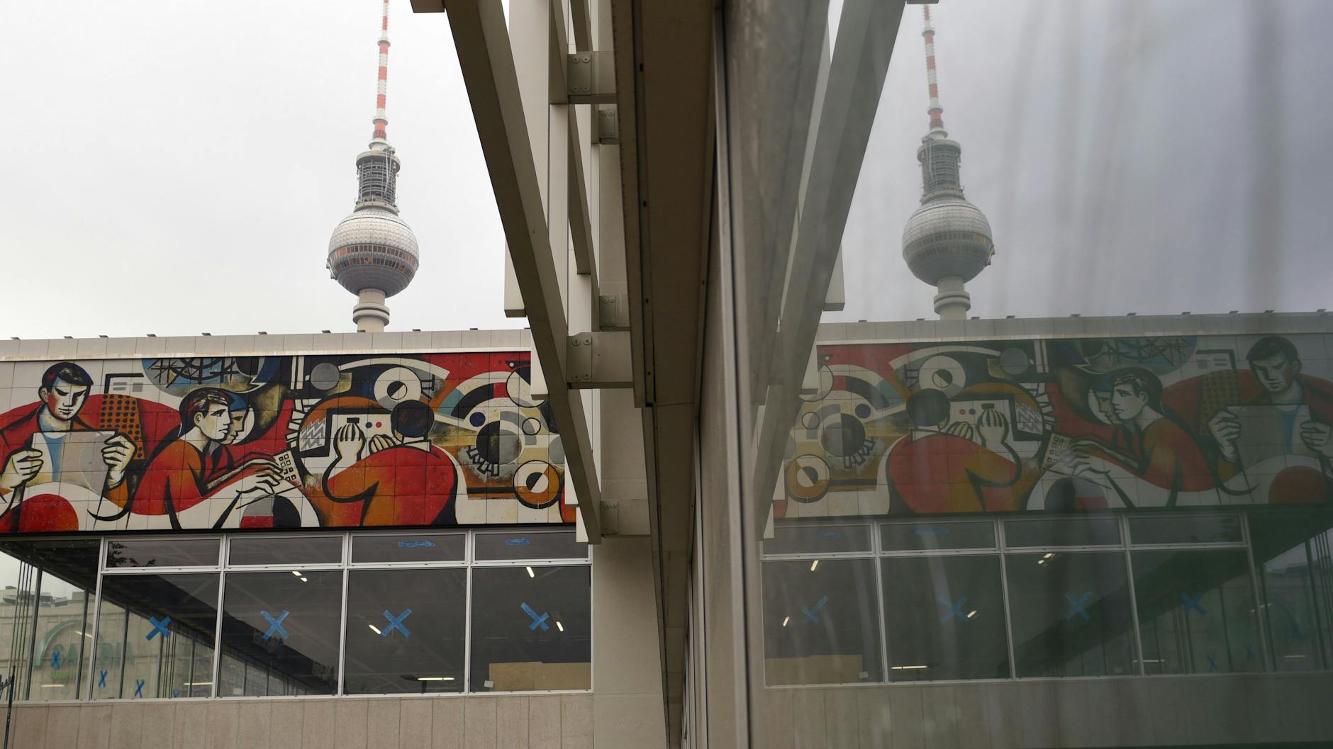 Jetzt wieder zu sehen: der Emaillefries „Die Presse als Organisator“ von Willi Neubert