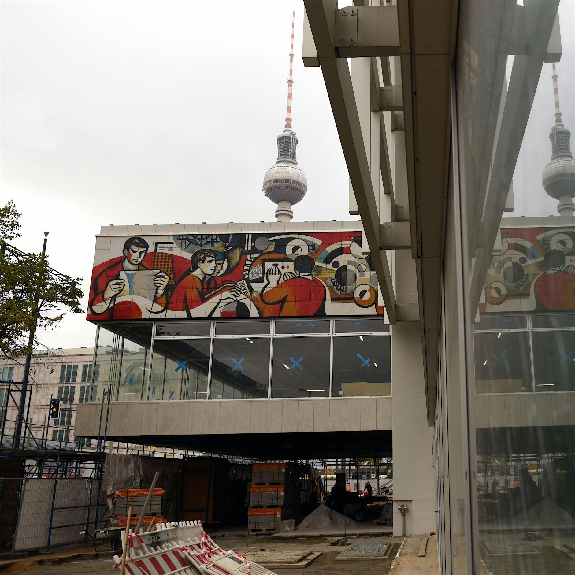 Willi Neuberts Wandfries am einstigen Pressecafé ist wieder da