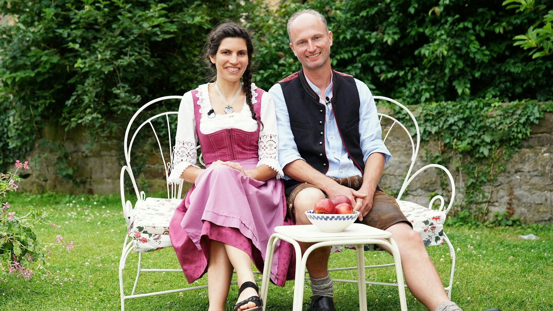 „Bauer sucht Frau“-Bienenzüchter Hubert nimmt Andrea mit auf seinen Hof.