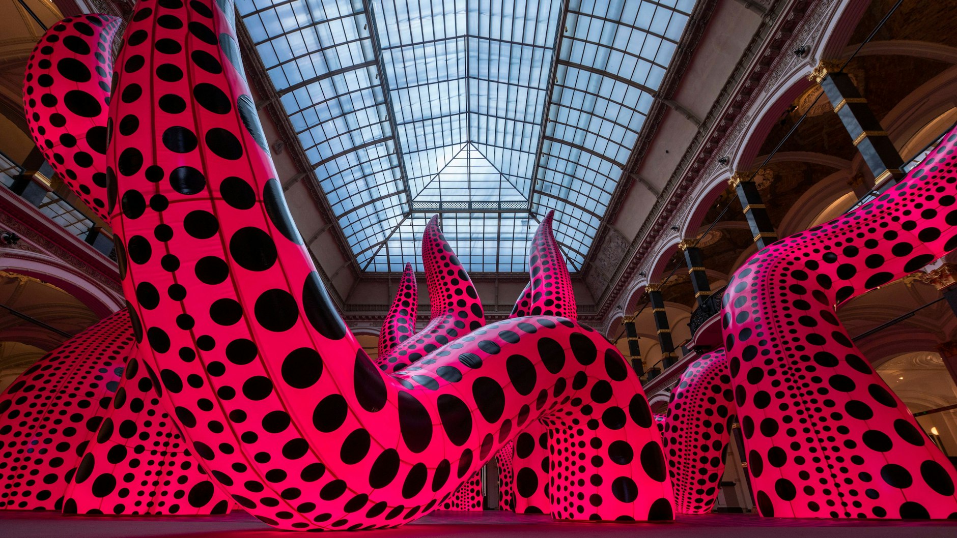 Retrospektive der Kunst von Yayoi Kusama im Martin-Gropius-Bau im Juni 20021. 