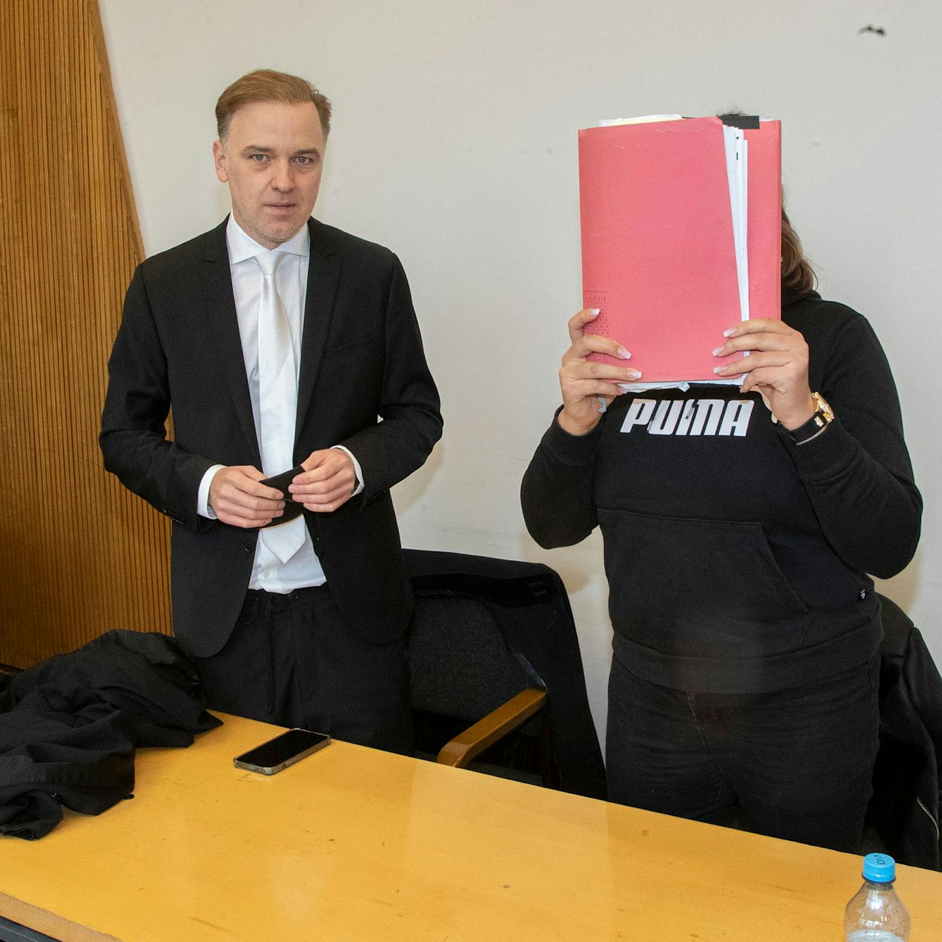 Gefährlicher Rottweiler-Angriff: Nach übler Beiß-Attacke musste jetzt Frauchen vor Gericht. Das Urteil überrascht ...