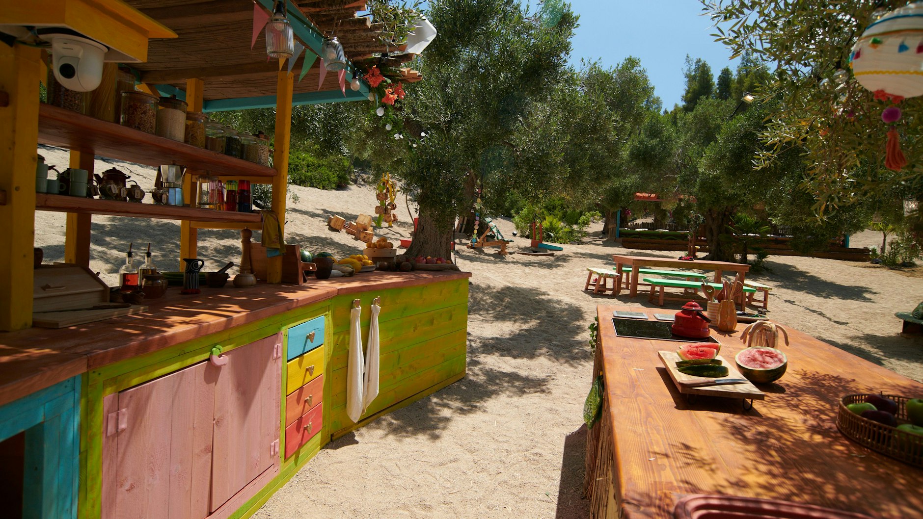 „Adam sucht Eva“: An der Bar im Garten Eden wird für Entspannung gesorgt.