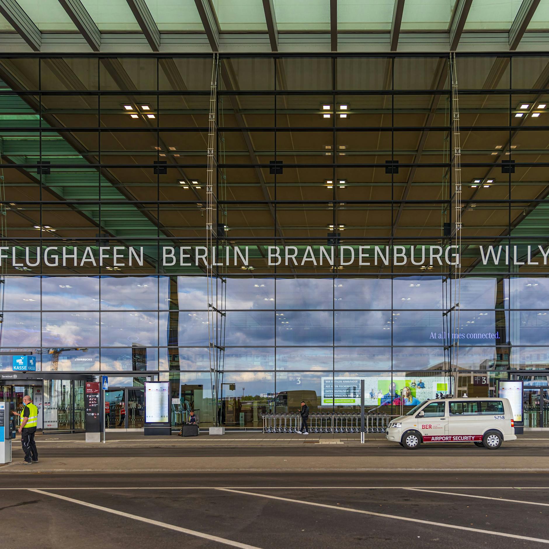 Keim-Alarm am BER! Trinkwasser mit Coli-Bakterien verseucht