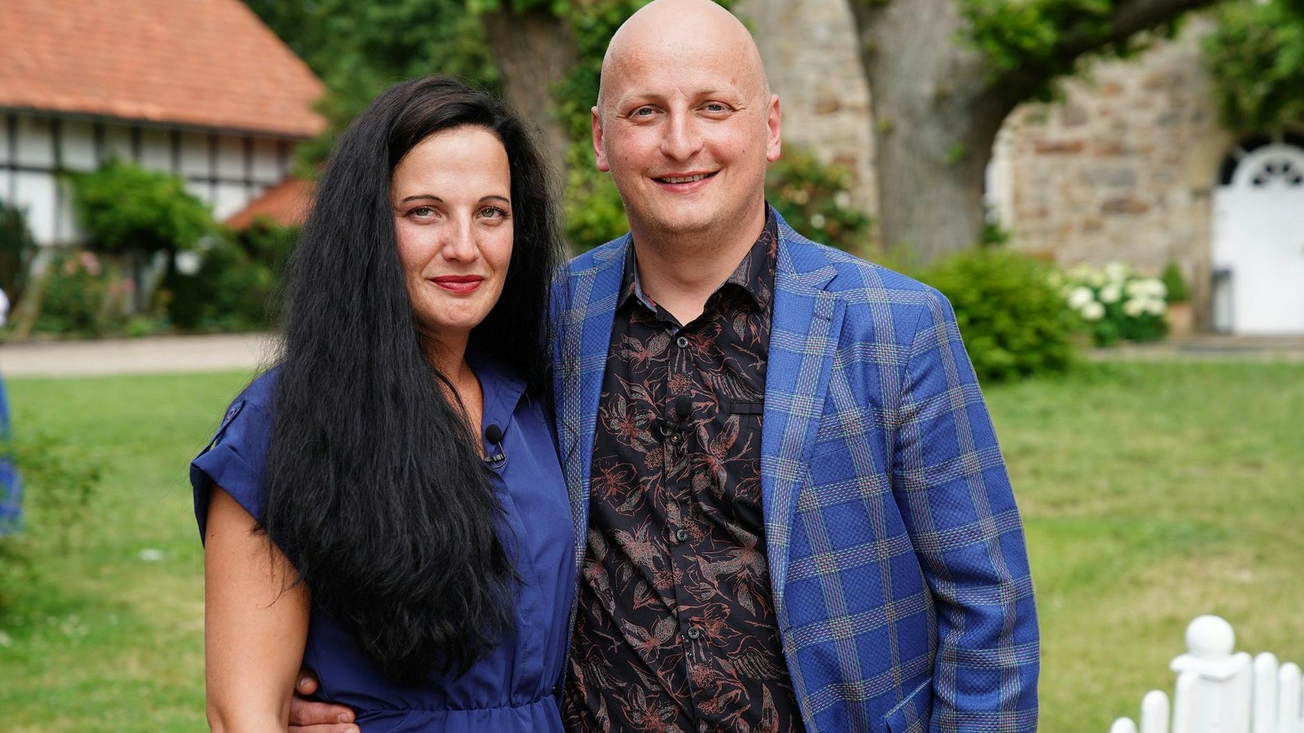 „Bauer sucht Frau“-Schweinebauer Matze mit Eyleen, die ihn zur Hofwoche begleiten soll.