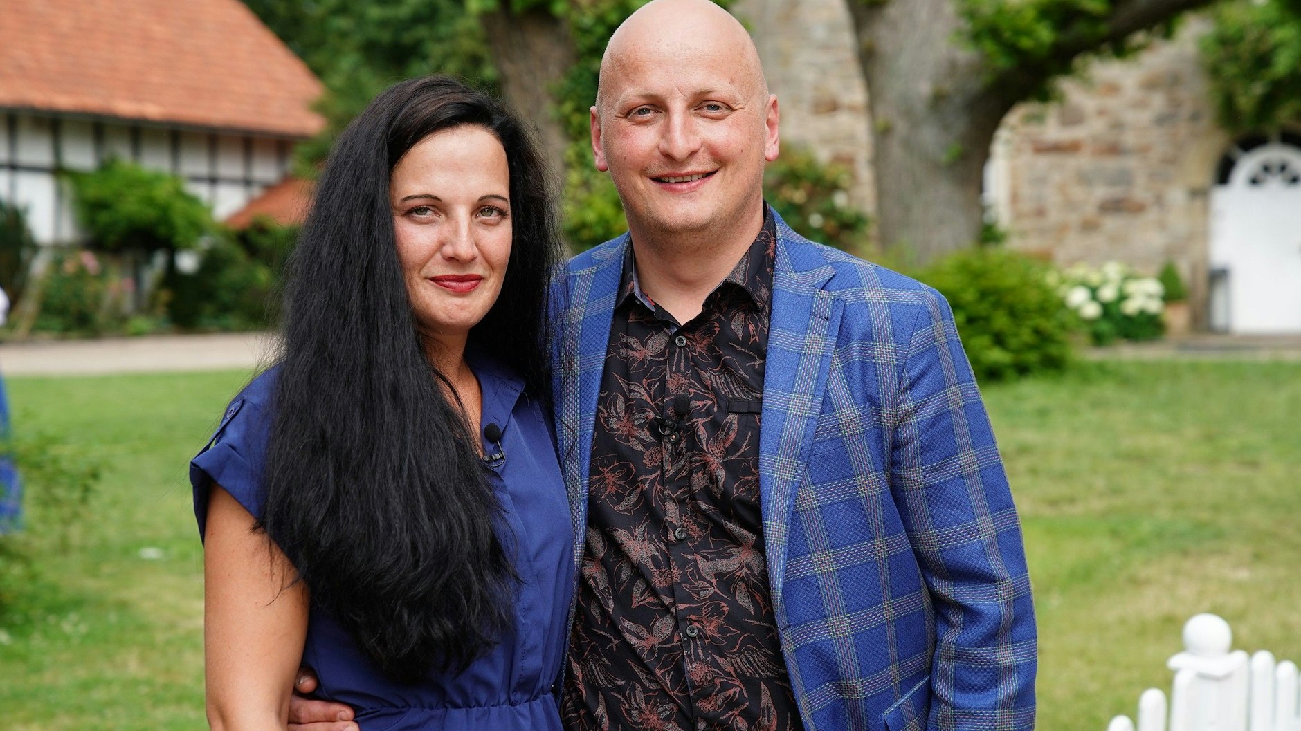 „Bauer sucht Frau“-Schweinebauer Matze mit Eyleen, die ihn zur Hofwoche begleiten soll.