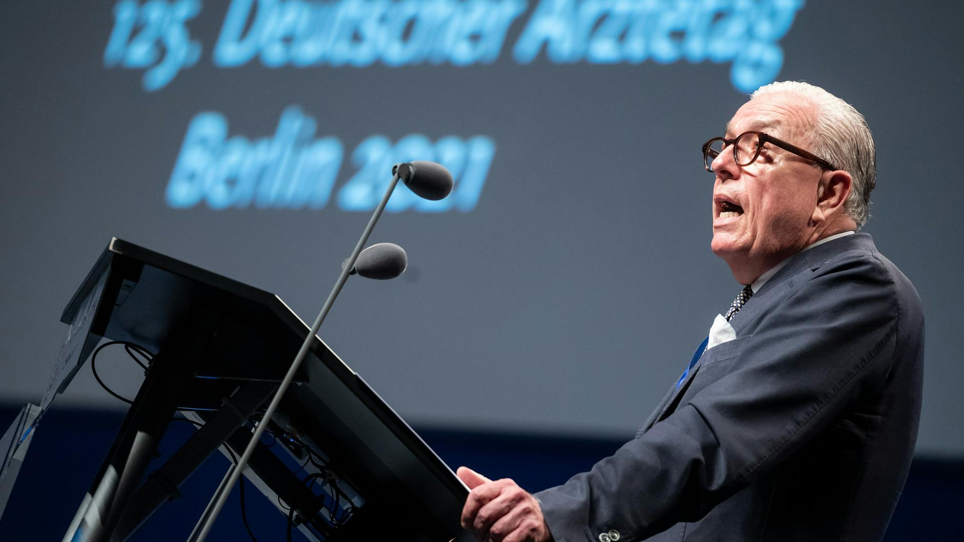 Klaus Reinhardt, Präsident der Bundesärztekammer, bei der Eröffnungsveranstaltung des 125. Deutschen Ärztetages am Montag. 