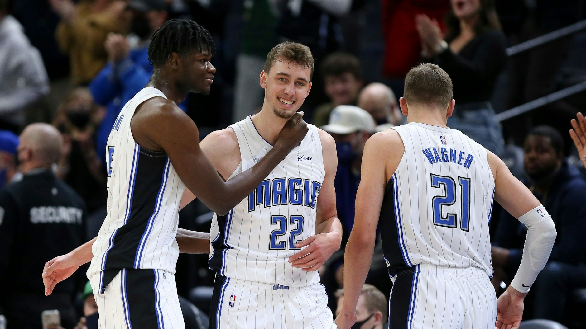 Komm lass dich drücken: Franz Wagner (M.) fliegen in den USA und der NBA nicht nur die Herzen seiner Mitspieler der Orlando Magic zu.