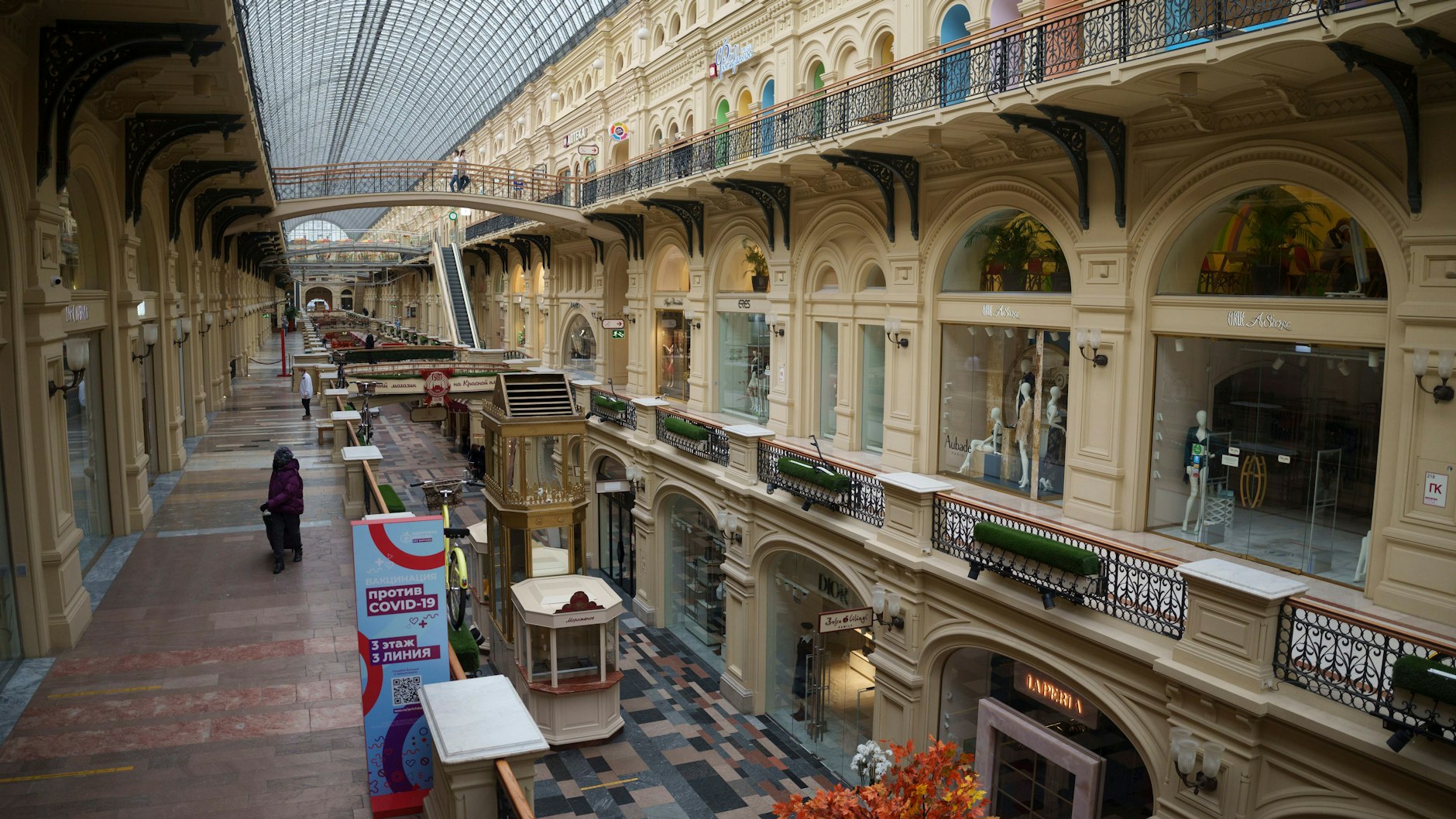 Das berühmte Moskauer Warenhaus GUM ist nahezu komplett leer. Nur Supermärkte und Apotheken sind in der Hauptstadt geöffnet. 