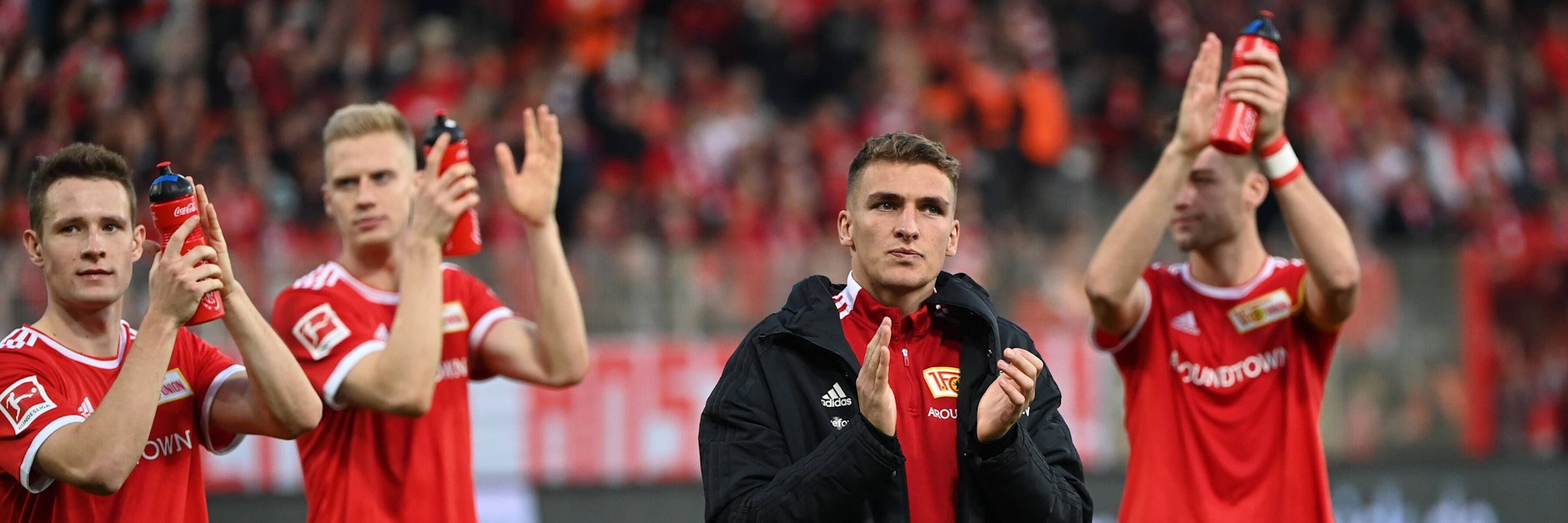 Grischa Prömel (2.v.r.) und seine Union-Kollegen lassen sich von den Fans für ihre Leistung beim 2:5 gegen den FC Bayern feiern.&nbsp;