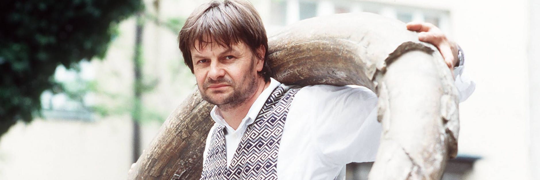 Archäologe Bernard von Bredow. Das Foto zeigt ihn in der TV-Doku „Feuer im Eis“, die im ZDF zu sehen war. Dabei ging es um Neandertaler und Mammuts. 