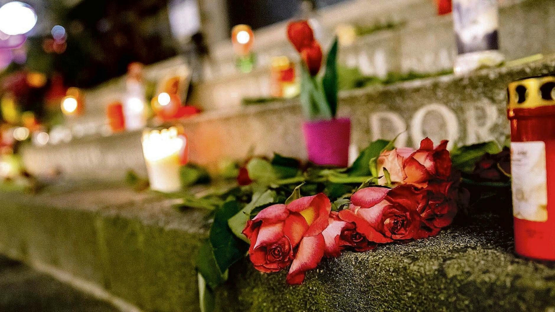 Rosen und Kerzen liegen am Breitscheidplatz auf dem Mahnmal für die Opfer des Attentats vom 19. Dezember 2016.
