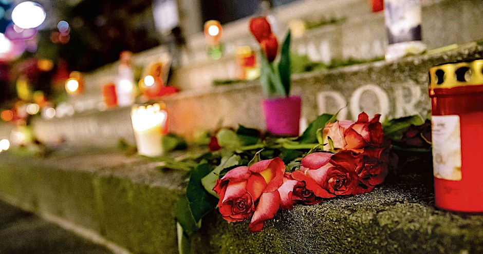 Rosen und Kerzen liegen am Breitscheidplatz auf dem Mahnmal für die Opfer des Attentats vom 19. Dezember 2016.