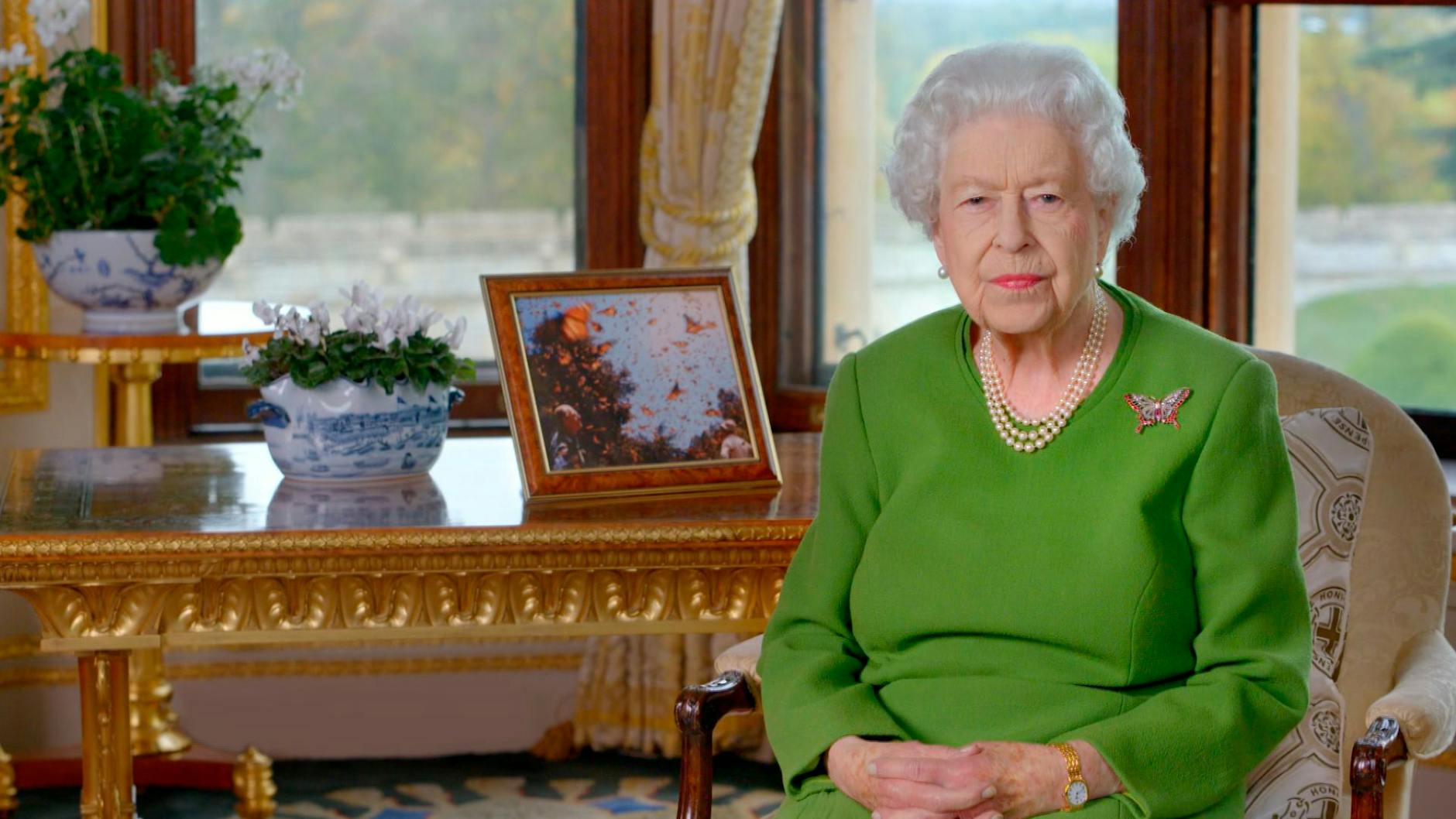 Leuchtend grün mit Schmetterlingssymbolik: Königin Elizabeth II. hat sich zum Auftakt des Weltklimagipfels in Glasgow in einem energischen Appell an die Staatenlenker gewandt.
