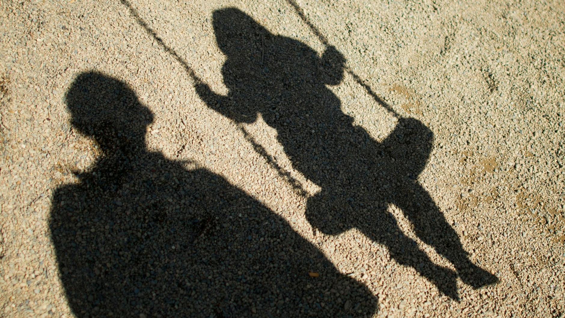 Ein Fremder spricht ein Kind beim Spielen an (Symbolbild). An einer Schule in Hohenschönhausen wollte ein Unbekannter „Vater und Sohn“ mit einem Schüler spielen.