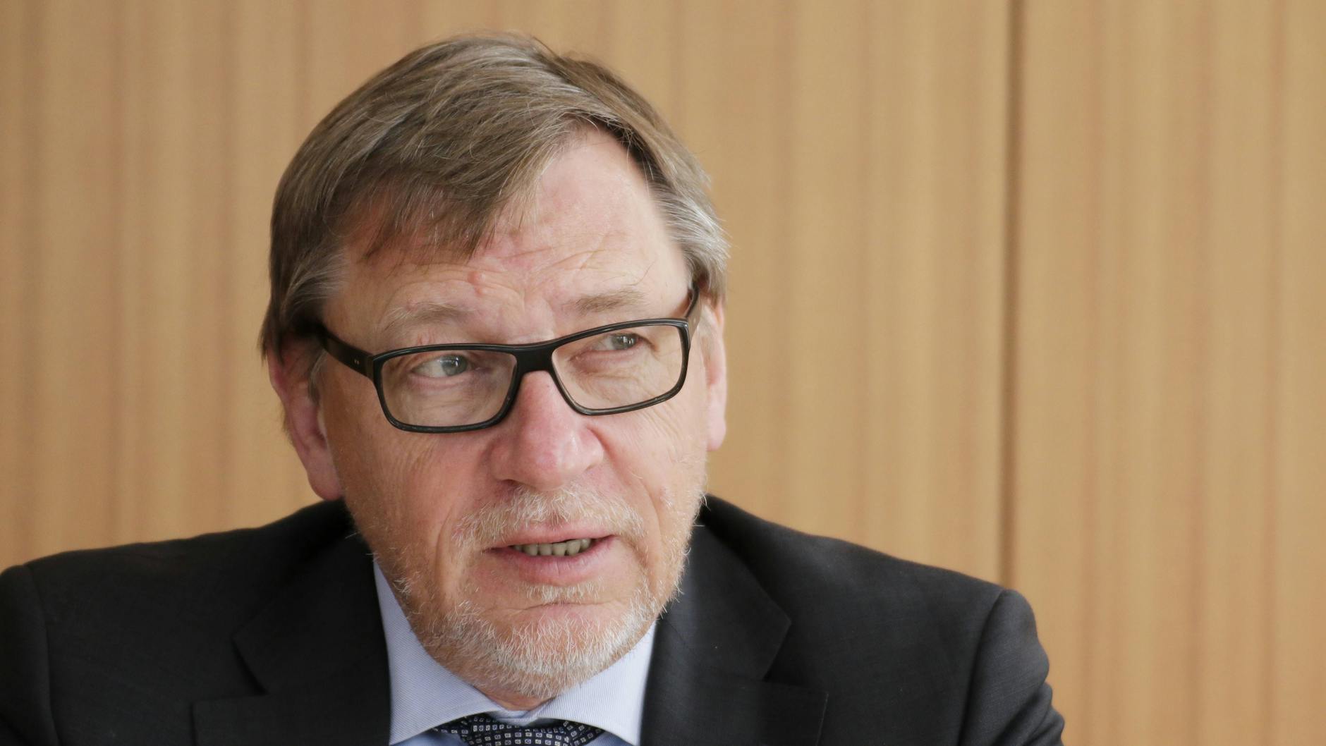 Hausärzte-Chef Ulrich Weigeldt hält es für selbstverständlich, dass sich Pflegekräfte gegen Corona impfen lassen (Archivbild).