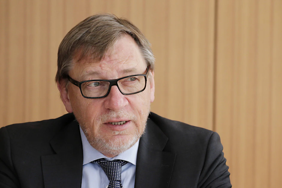 Hausärzte-Chef Ulrich Weigeldt hält es für selbstverständlich, dass sich Pflegekräfte gegen Corona impfen lassen (Archivbild).