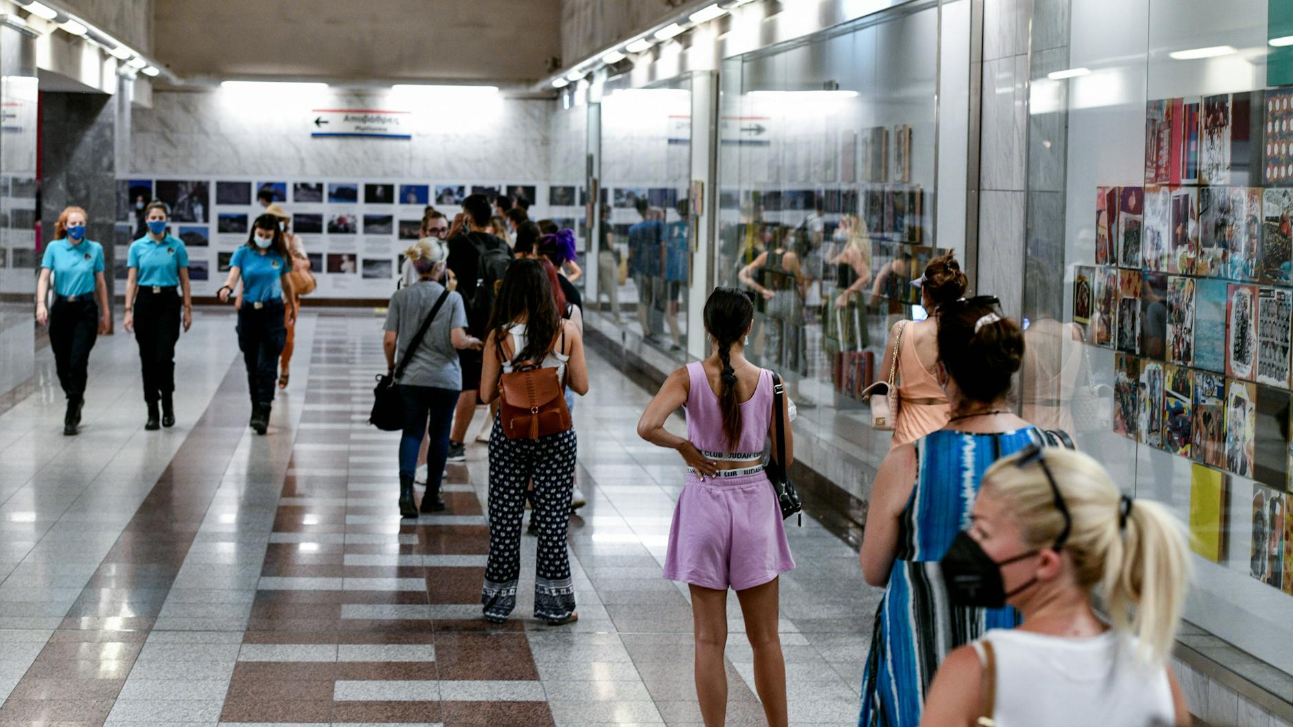 Athen: Menschen stehen für einen Corona-Test in der Metrostation Syntagma-Platz an. Ab Samstag gelten in Griechenland schärfere Regeln für Ungeimpfte.