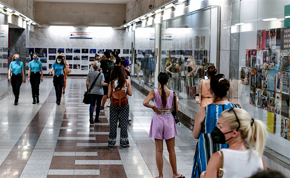 Athen: Menschen stehen für einen Corona-Test in der Metrostation Syntagma-Platz an. Ab Samstag gelten in Griechenland schärfere Regeln für Ungeimpfte.