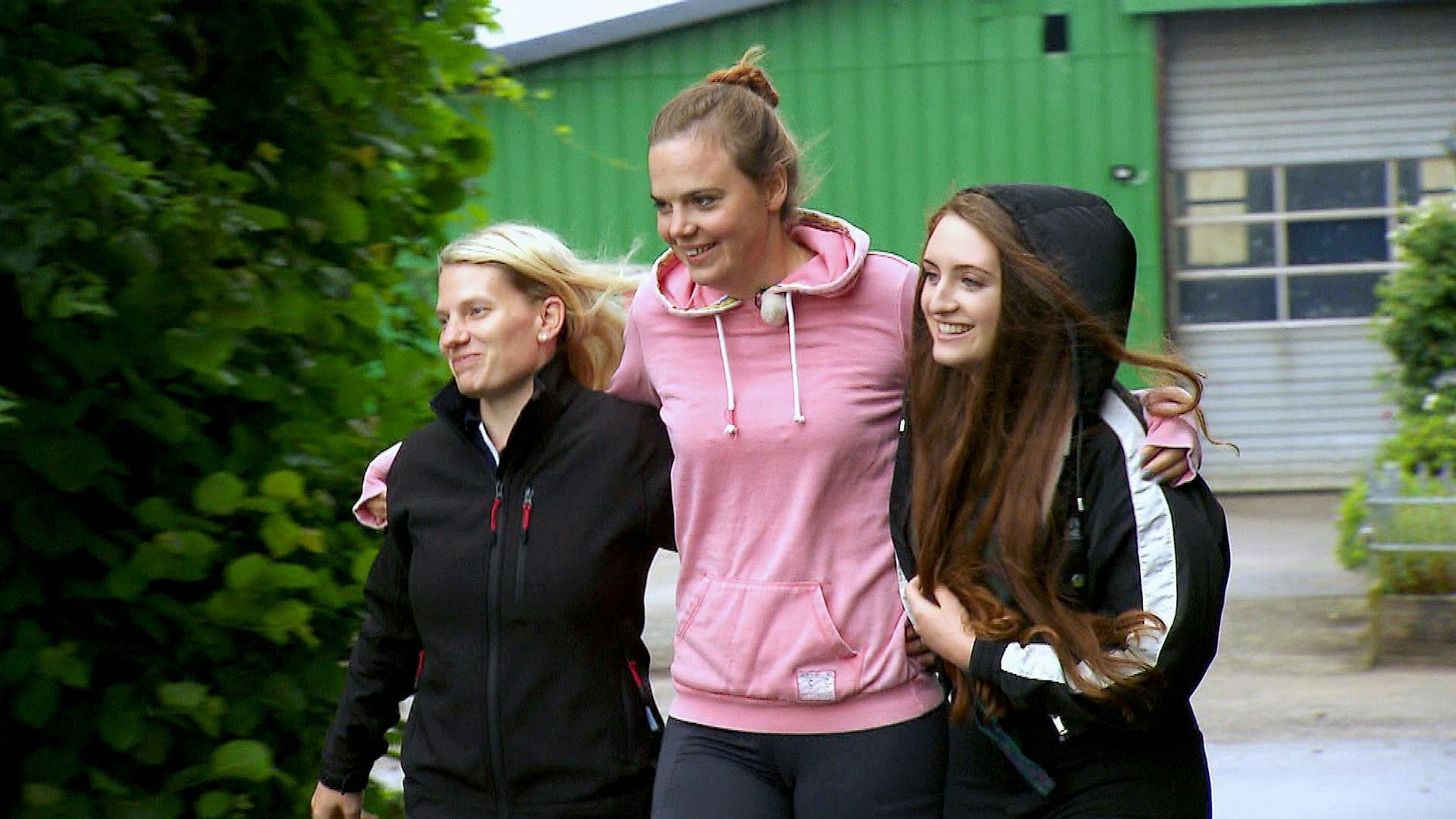 „Bauer sucht Frau“-Pferdewirtin Lara hat sich entschieden, Melanie und Franziska zur Hofwoche einzuladen.