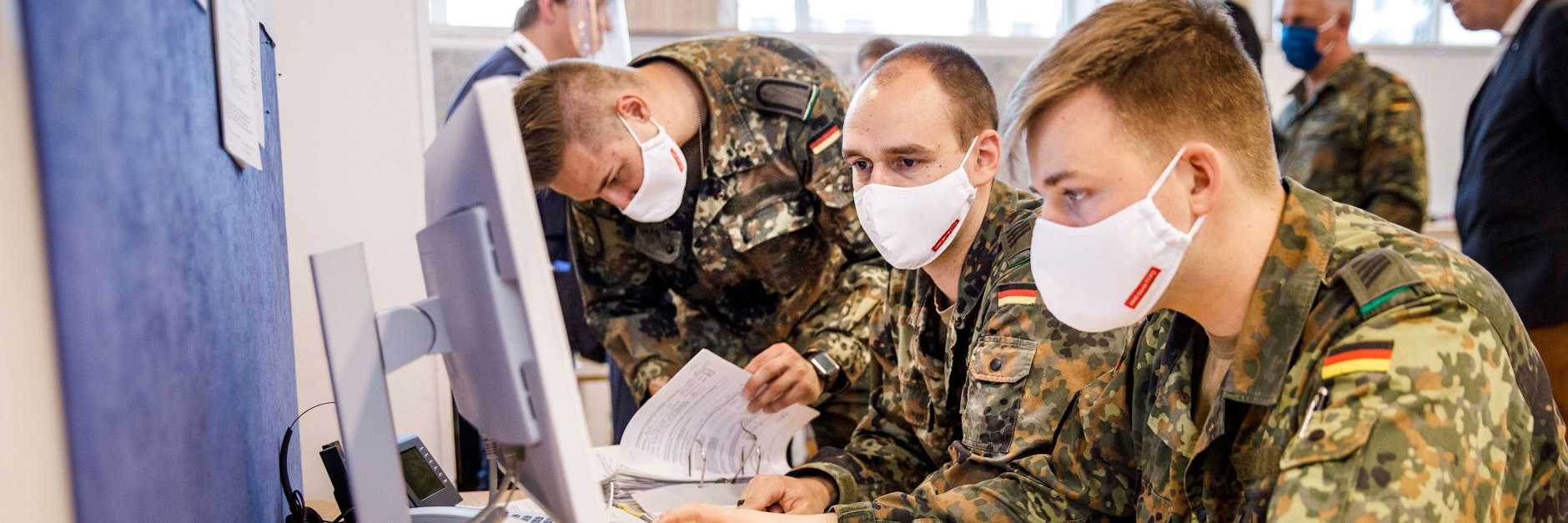 Ein Bild aus dem Juni 2020: Soldaten des Wachbataillons beim Bundesministerium der Verteidigung werten im Gesundheitsamt Mitte an Computern die Daten zur Corona-Kontaktverfolgung aus.