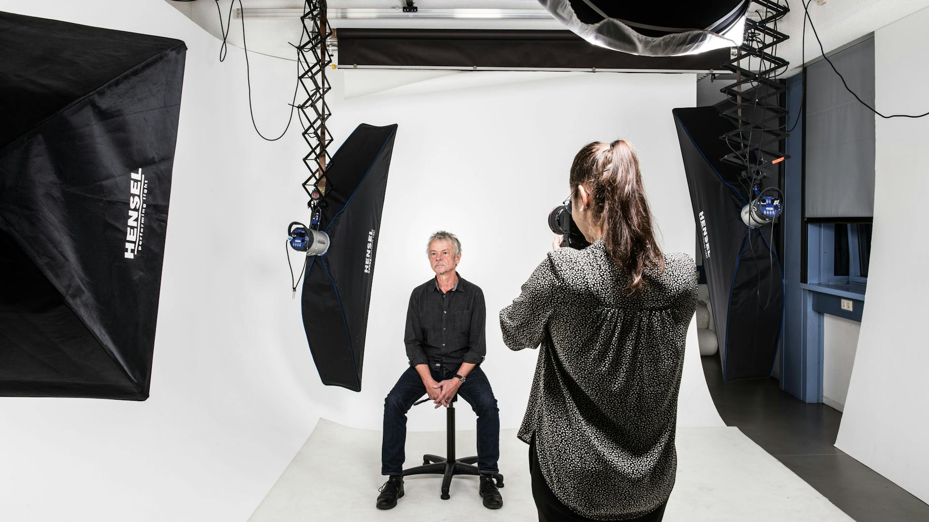 Manchmal ist es nötig, für die Identifizierung im Fotostudio des LKA Vergleichsbilder eines Verdächtigen anzufertigen.