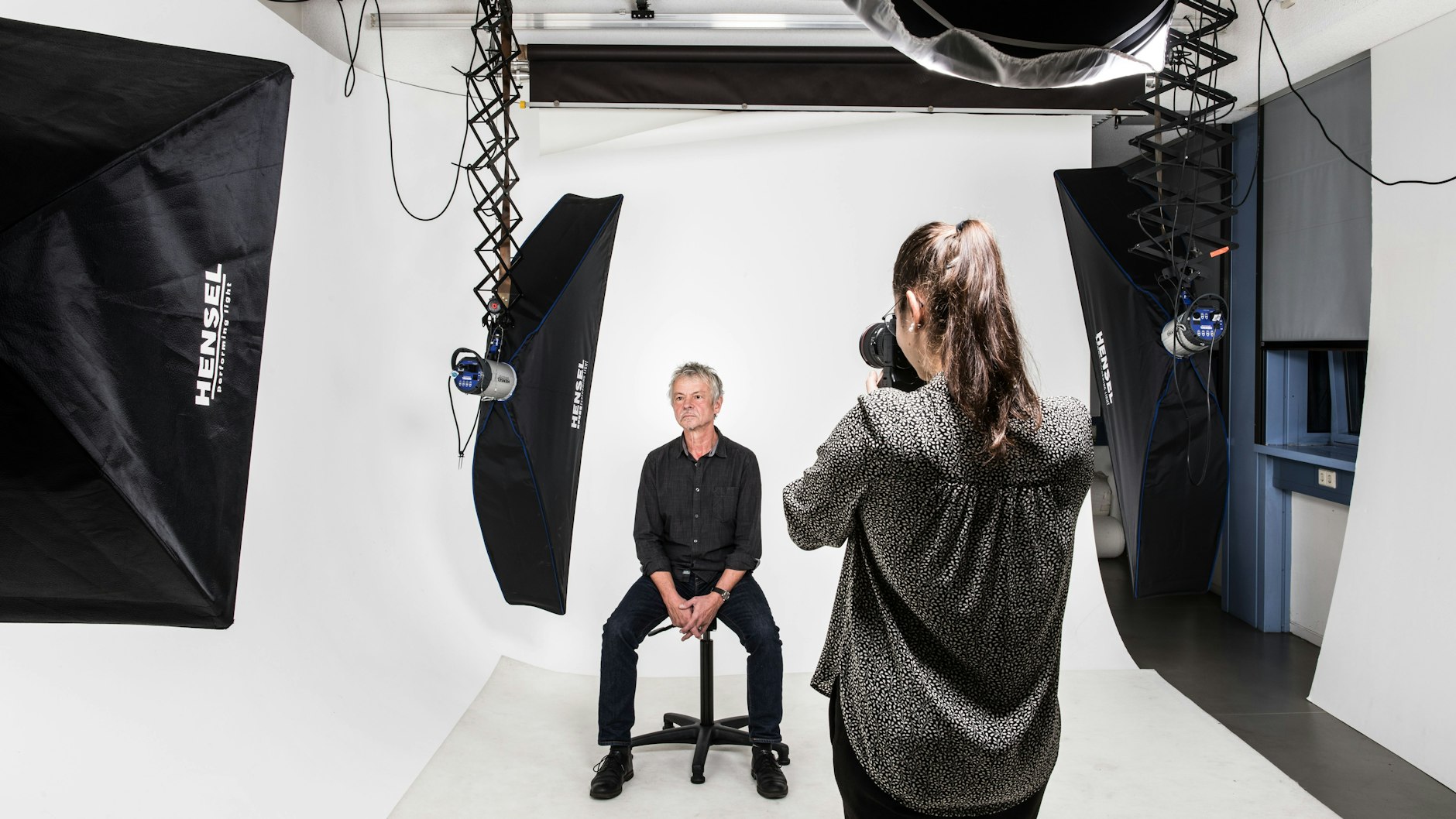 Manchmal ist es nötig, für die Identifizierung im Fotostudio des LKA Vergleichsbilder eines Verdächtigen anzufertigen.