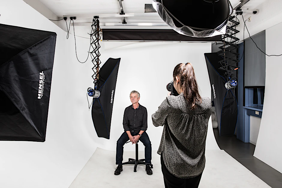 Manchmal ist es nötig, für die Identifizierung im Fotostudio des LKA Vergleichsbilder eines Verdächtigen anzufertigen.