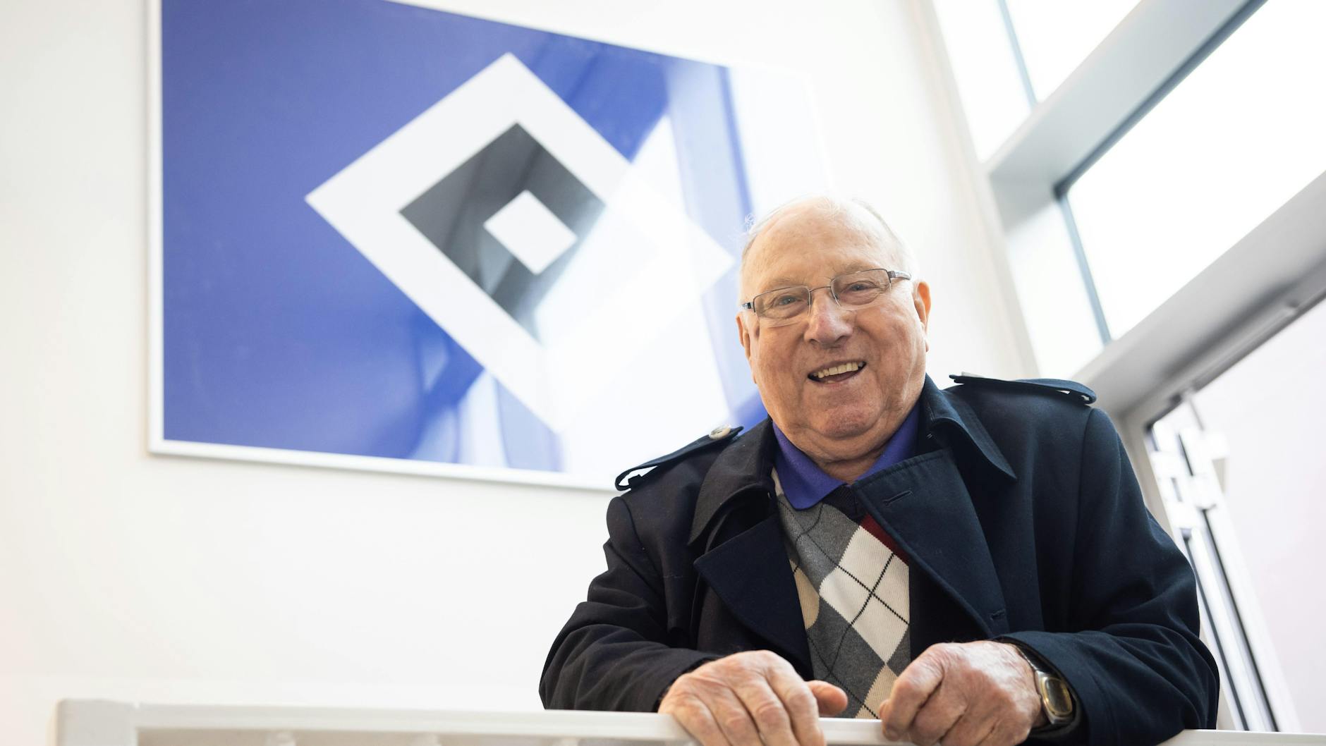 „Uns Uwe“: Der ehemalige Fußballprofi vor der HSV-Raute in einem Treppenhaus auf der Sportanlage des HSV in Norderstedt bei Hamburg (Archivbild). 
