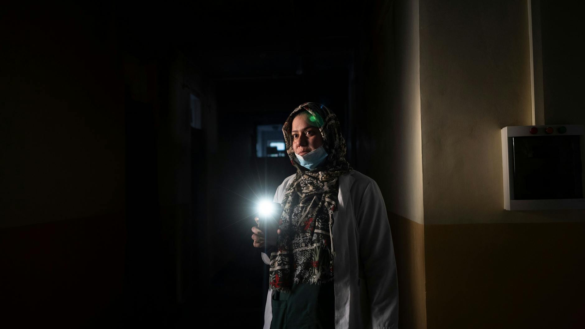 Mal wieder kein Strom: Die Ärztin Dr. Elaha Ibrahimi leuchtet mit dem Handy.