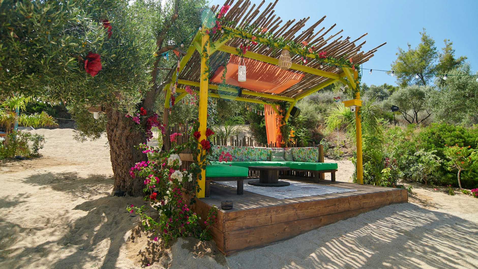 „Adam sucht Eva“: Hier machen es sich die nackten Stars und Normalos gemütlich.