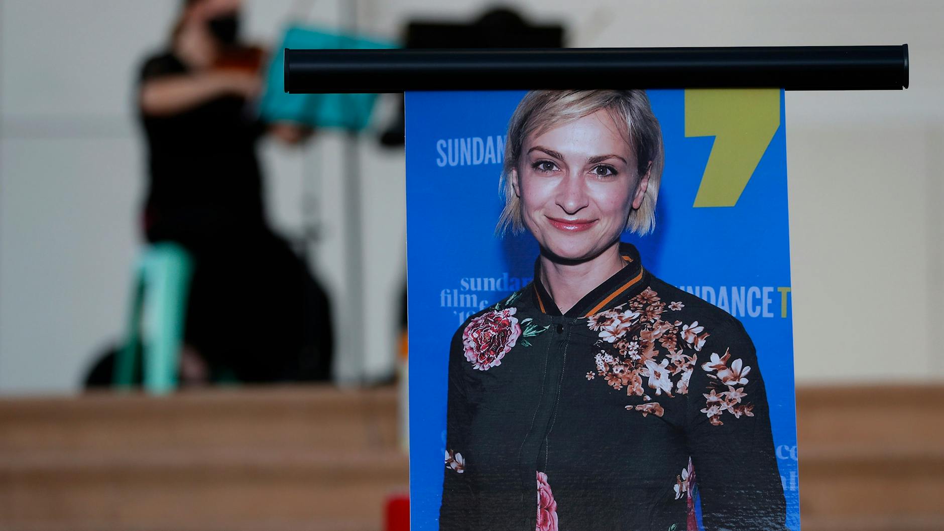 Ein Foto der erschossenen Kamerafrau Halyna Hutchins ist bei der Trauerfeier zu sehen.