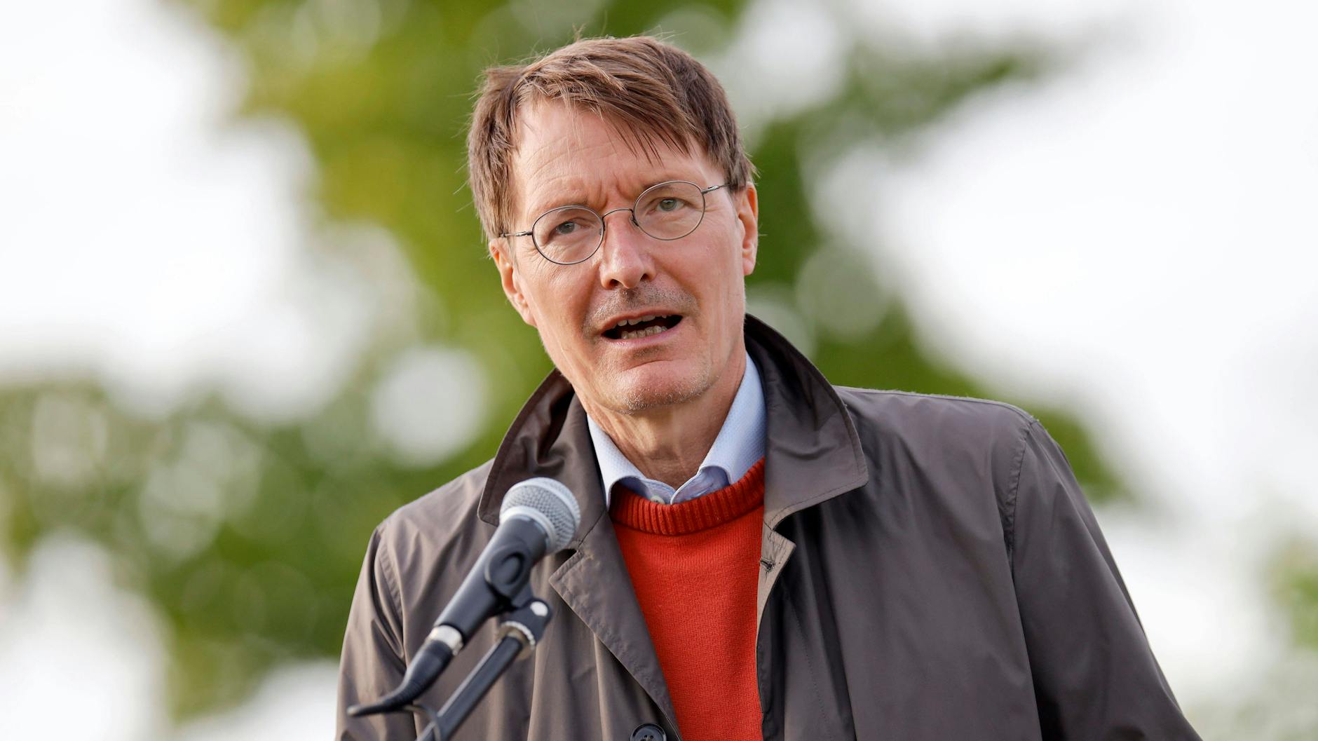 Der SPD-Gesundheitsexperte Karl Lauterbach spricht sich für strenge 2G-Vorschriften aus.