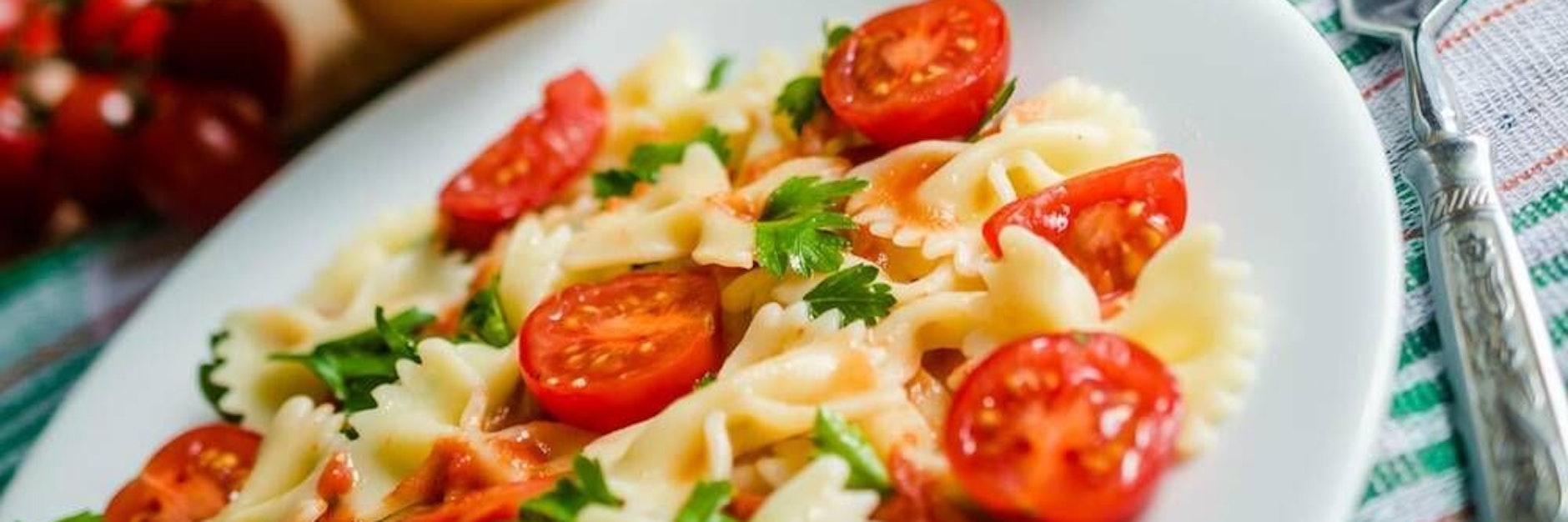 Blitzschnell zaubern Sie mit diesem Rezept für Nudeln mit Spinat und Frischkäse ein Mittagessen auf den Tisch, das garantiert der ganzen Familie schmeckt.