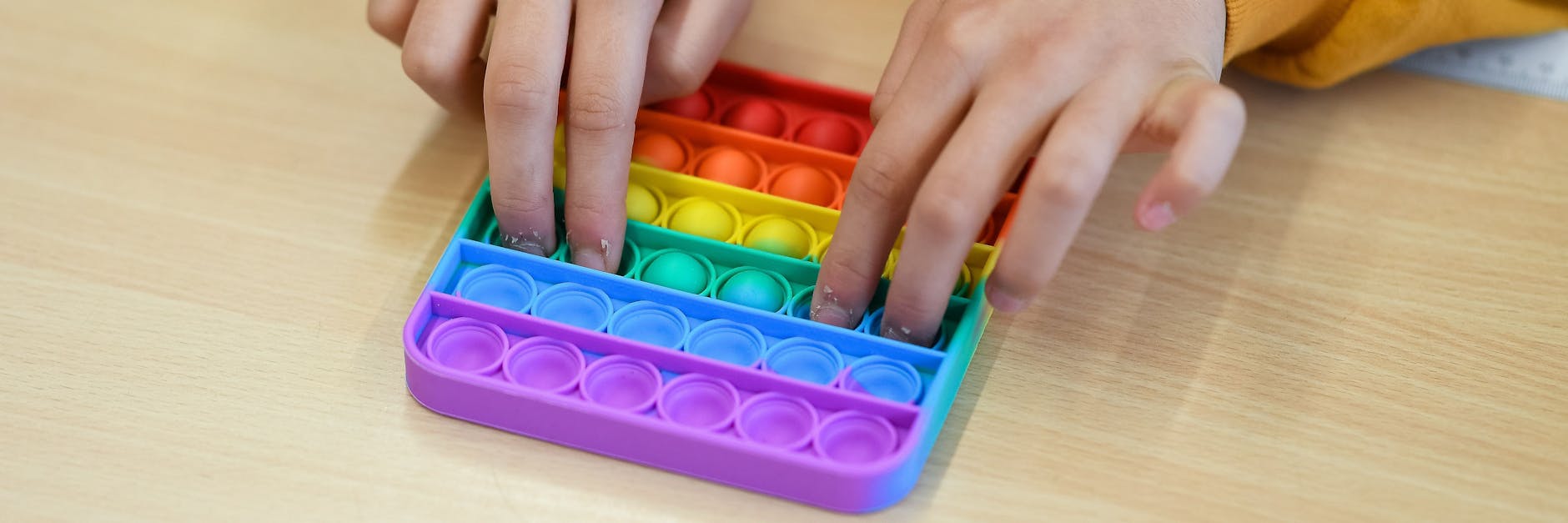 Die Silikonformen mit kleinen Noppen lassen sich mit den Fingern umstülpen und machen dabei ein Plopp-Geräusch.