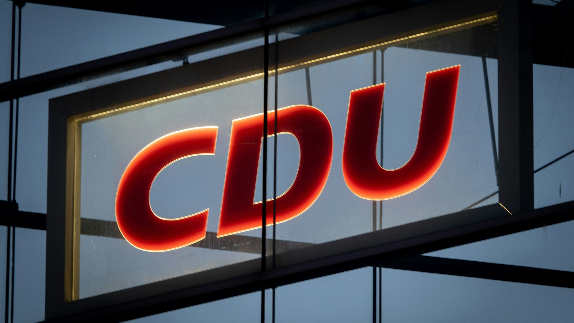 Das CDU-Logo leuchtet in der Parteizentrale, dem Konrad-Adenauer-Haus (Symbolbild). Bald wird ein neuer Parteivorsitzender gewählt.