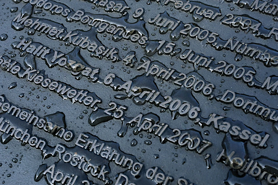 Regentropfen zieren die Namen auf dem Gedenkstein für die NSU-Opfer auf dem Halitplatz in Kassel.&nbsp;