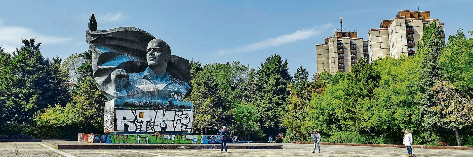 Das Thälmann-Denkmal, im Hintergrund die Hochhäuser, die zu DDR-Zeiten gebaut wurden. In letzter Zeit sorgen hier Rowdys für Unruhe. Das Bezirksamt setzt deshalb Videokameras ein.