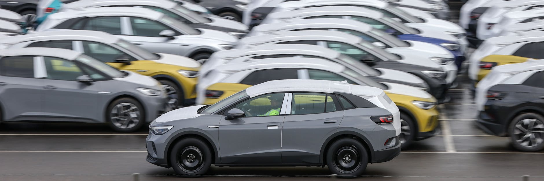 Ein Elektro-VW ID.4 fährt zur Auslieferung. Die Autoindustrie würde gern mehr liefern, kann es aber wegen Teilemangels nicht. 