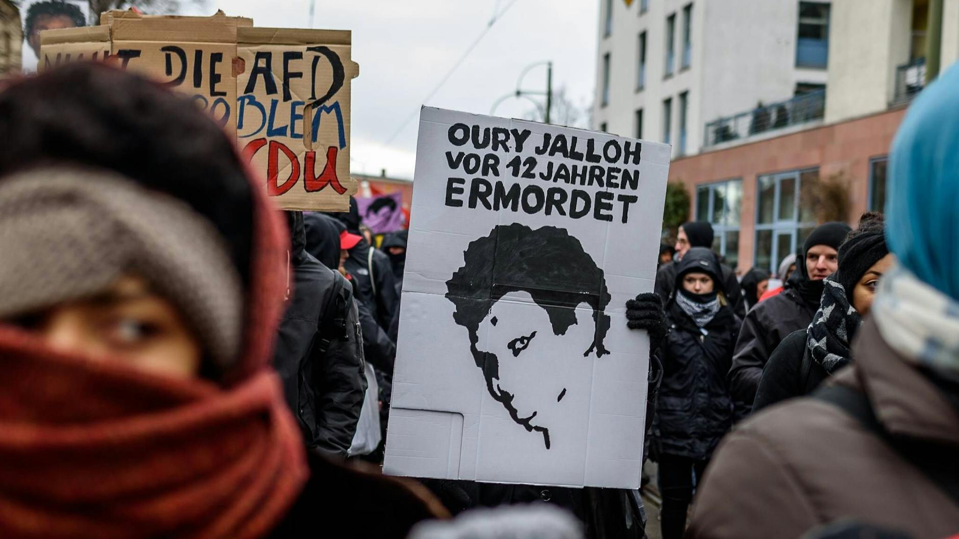 Demo in Dessau 2018: Teilnehmer einer Protestkundgebung sind davon überzeugt, dass Oury Jalloh 2005 ermordet wurde (Archivbild).