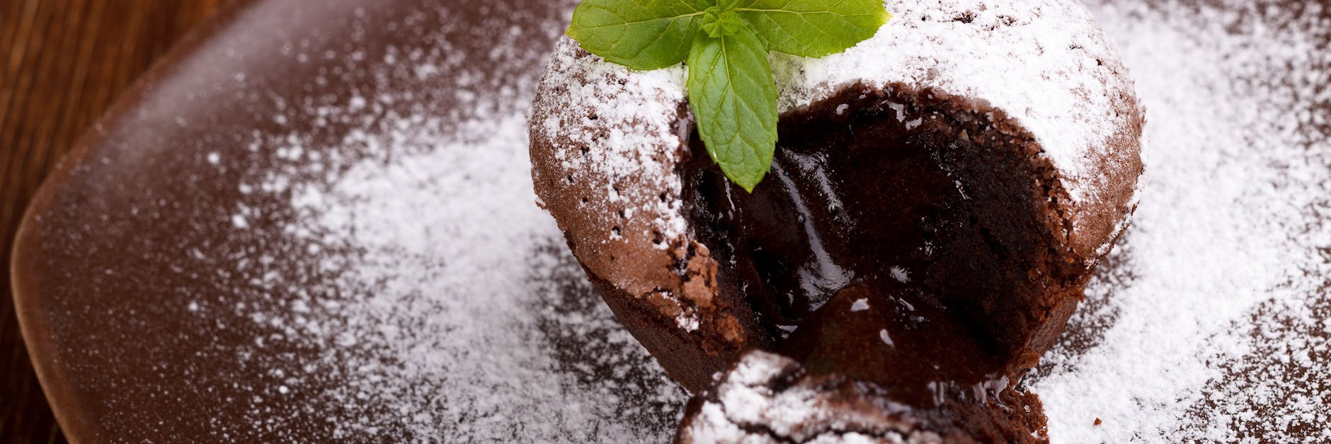 Ein Lava Cake, wie ihn feine Restaurants servieren. Doch zu Hause klappt es auch mit dem flüssigen Schokokuchen.